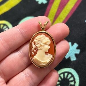 VTG Cottagecore Cameo Gold Tone Metal Costume Jewelry Pendant